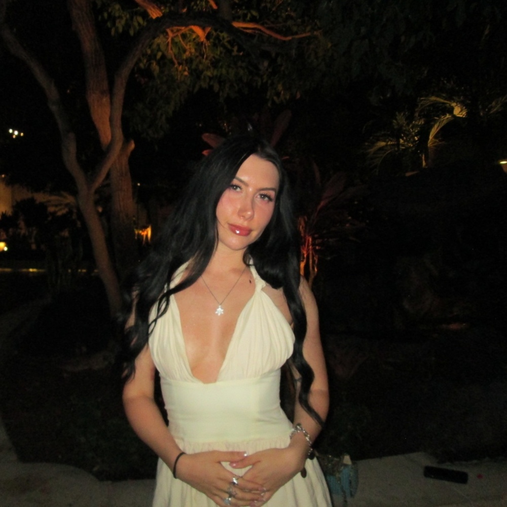 Meet your Posher, Emi